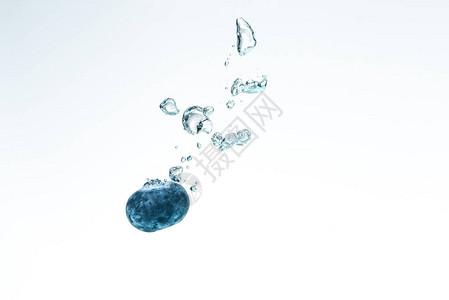 蓝莓溅入水晶般清澈的水中图片