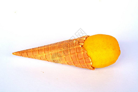 冰淇淋蛋筒里的柠檬图片