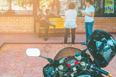 一辆停在咖啡店前的运动型摩托车背景图片