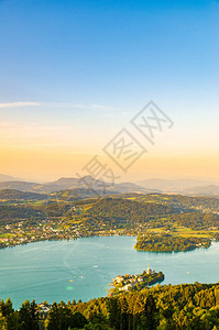 Karnten湖和山丘全景图片