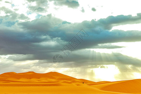 在撒哈拉沙漠日出时美丽的沙丘图片