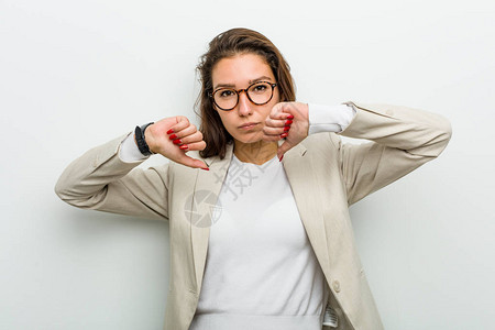 年轻的欧洲女商人感到自豪和自信图片