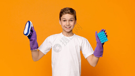 戴橡皮手套的十几岁男孩图片