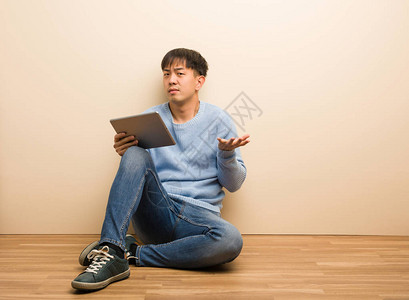 年轻人坐着用平板电脑图片
