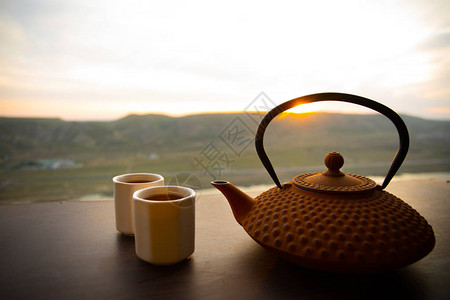 茶概念日本茶道文化东方饮料茶壶和茶杯在桌子上图片