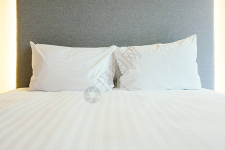 旅馆卧室内的床垫装图片