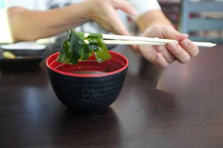 日本味噌汤配豆腐和紫菜图片