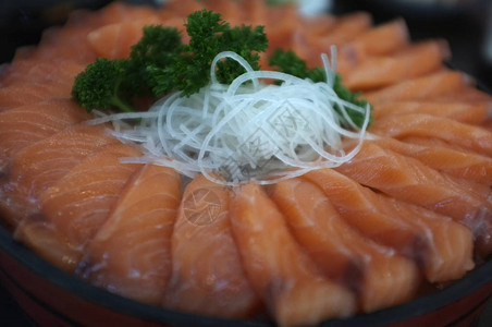 大块的生鲑鱼切片或日本风格的马哈鱼刺片图片