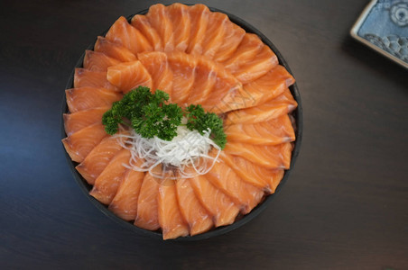 大块的生鲑鱼切片或日本风格的马哈鱼刺片背景图片