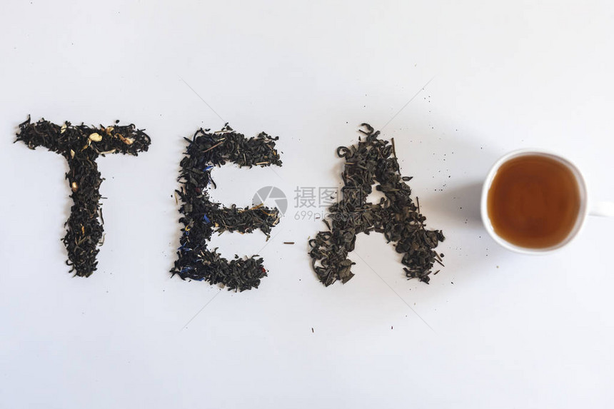 用干树叶和一杯红茶制成的茶字图片