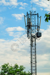 控制天线的导航系统金属塔上的雷达图片
