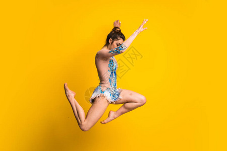做艺术体操跳跃的女孩图片