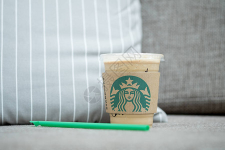 Starbucks咖啡冷饮料在桌上图片