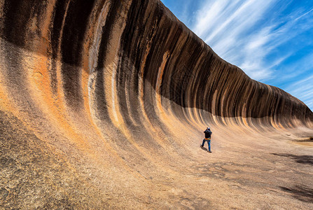 旅行者在澳洲珀斯市的波浪摇滚公园拍摄照片图片