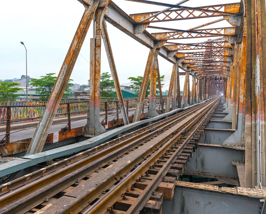 越南河内著名的龙边桥上的老式铁轨这条铁路线建了这么久图片