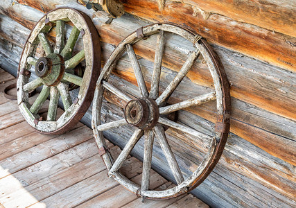 夏日废弃村庄的旧木破车轮图片