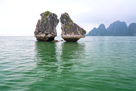 下龙湾的石灰岩岛形接吻或鸡打架这也被认为是越南下龙湾和联合国教科文组织世界自然遗背景图片