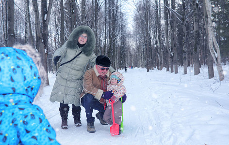 周末下雪时带小孩在图片