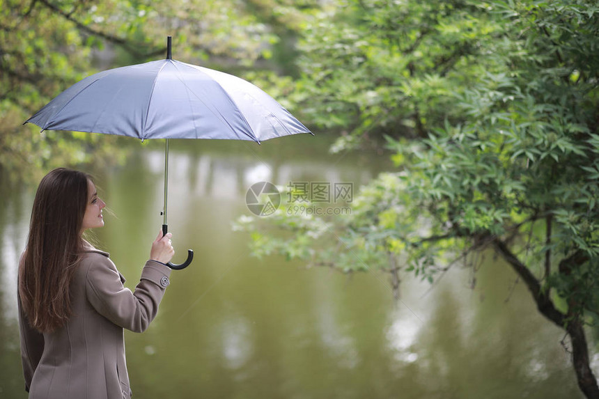 在雨中的春天公园穿着图片