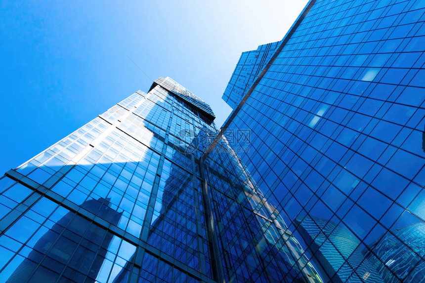 在阳光明媚的白天反思现代摩天大楼的玻璃面孔商业背景概念与金融区建筑结构细节相提并论FinancialAccountlybuild图片