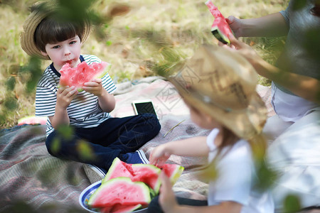 女人带着孩子吃西瓜就大自然图片