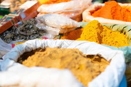 印度瓦拉纳西传统街头香料市场的辣椒香料粉和草药图片