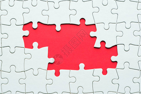 红背景上的白拼图游戏块组成商业主题设计横幅Name图片