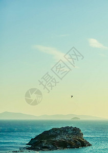 自然空中海景和复古海滩度假概念地中海沿岸和夏季岛屿游艇图片