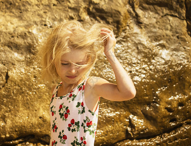 风在沙滩上的金发女孩图片