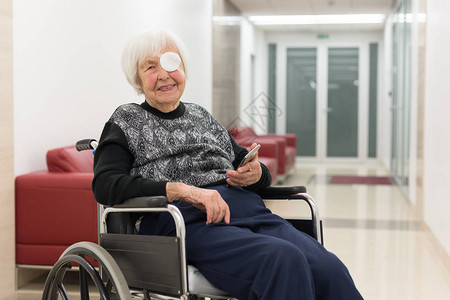 95岁的老年妇女坐在轮椅上图片