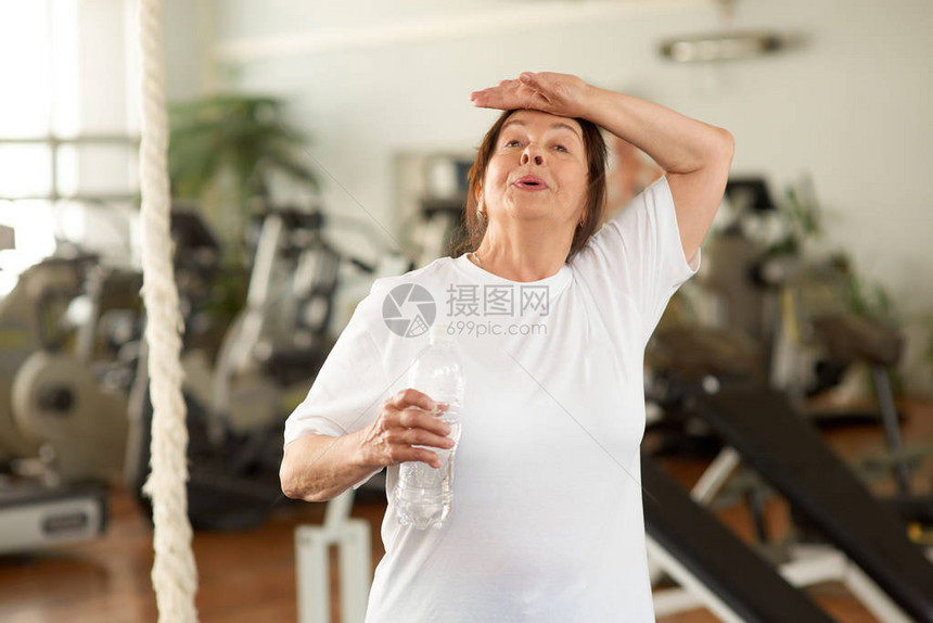 健身房的年长女子疲劳图片