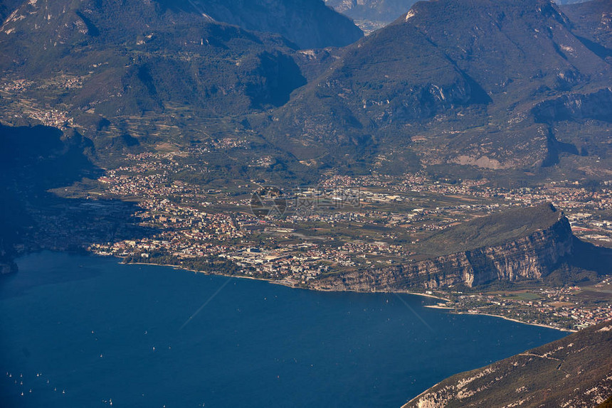 从意大利巴尔多山看加尔达湖秋天被群山环绕的华丽图片