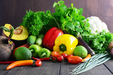木桌上的蔬菜食物背景图片