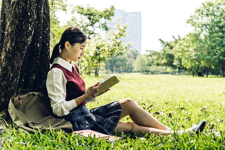 亚洲女学生放松阅读笔记本图片