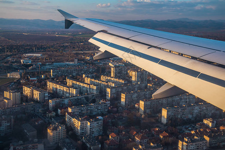 从飞机上空俯瞰建筑物图片