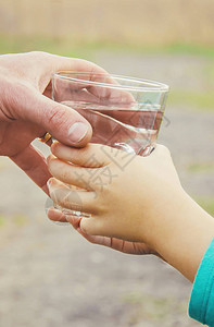 父亲给孩子一杯水有选择图片
