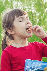 孩子吃薯片有选择专注图片