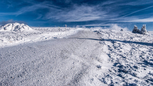 Alpen山Preturalpe山附近有云彩图片