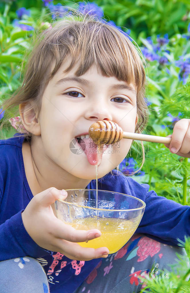 孩子吃蜂蜜选择图片