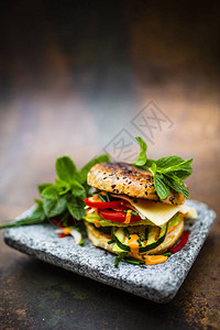 素食汉堡配烤蔬菜和新鲜配料图片