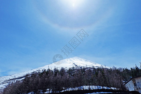 风景第五站台日本东京藤山覆盖着日光下高山的雪顶美图片