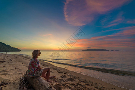 女人在沙滩浪漫的天空上放松图片