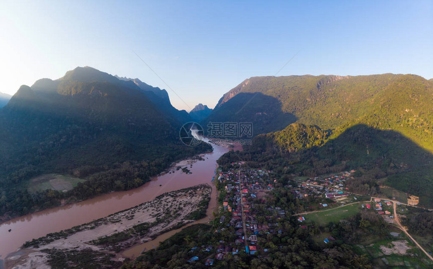 空中全景NamOu河NongKhiawMuangNgoi老挝图片