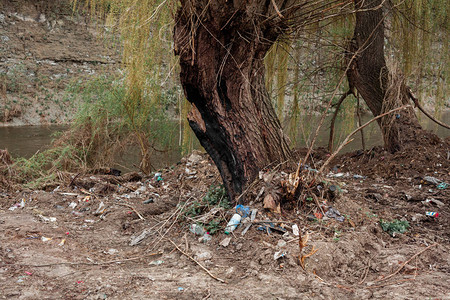 乌克兰河岸的塑料垃圾场河边的生态灾难图片