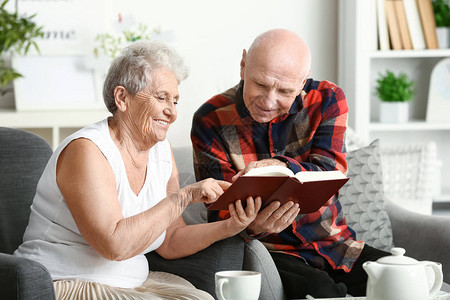 老年夫妇在家看书的画像图片