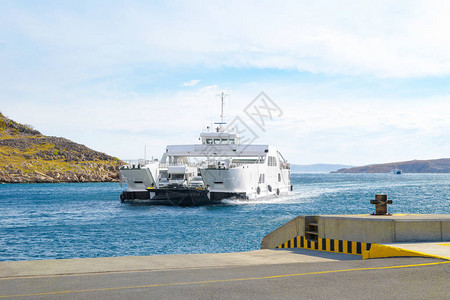 克罗地亚的汽车渡轮船将拉布岛与图片