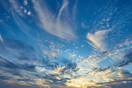 美丽柔软的云彩和蓝天背景图片