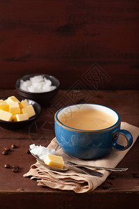 防弹咖啡ketoglamo饮料与奶油图片
