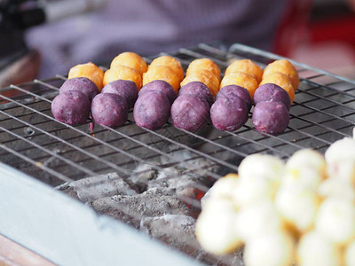 在钢格栅上烤红薯烤架泰国甜点图片