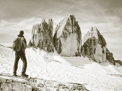 旅行者享受着宁静的观景TreCime山脉和风景旅行式徒步旅行概念背景图片